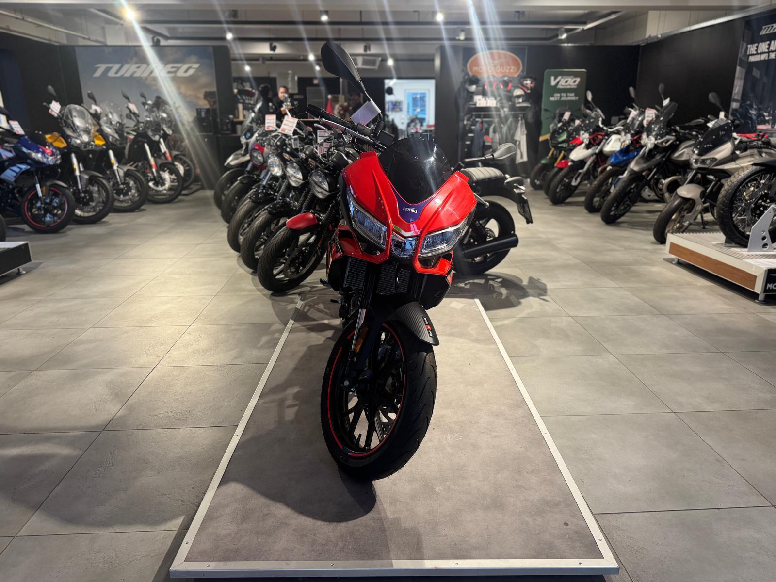 Aprilia TUONO 125 E5 ECLIPSE BLACK