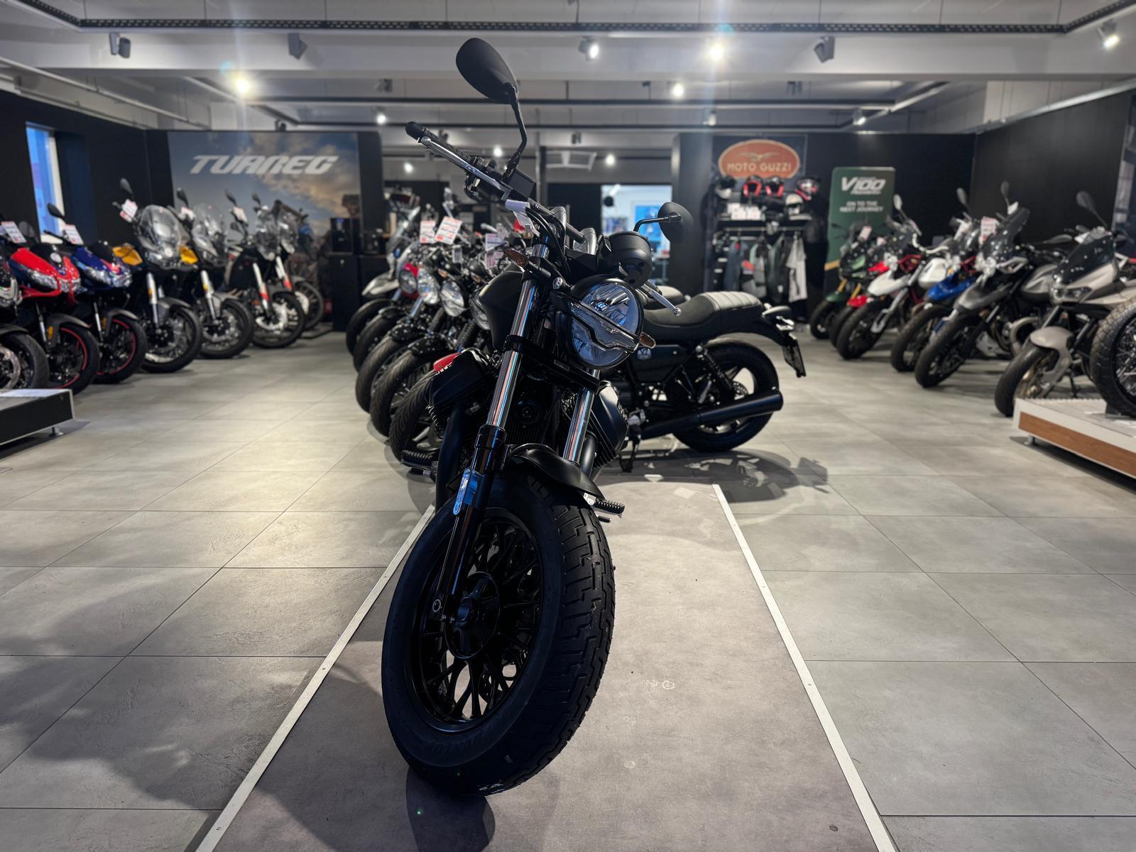 Moto Guzzi V9 BOBBER E5 NERO ESSENZIALE  