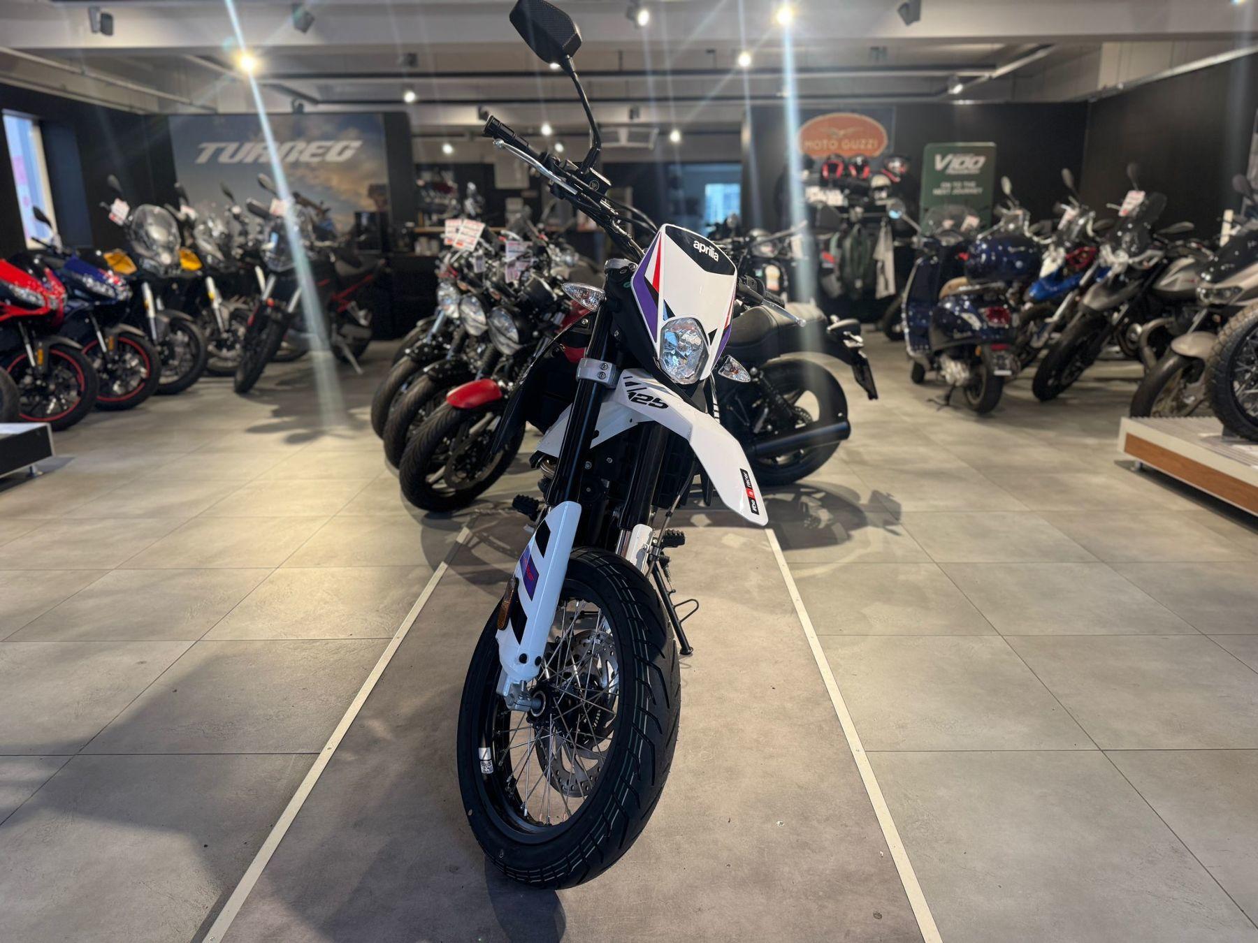 Aprilia SX 125 E5 WHITE WONDER  
