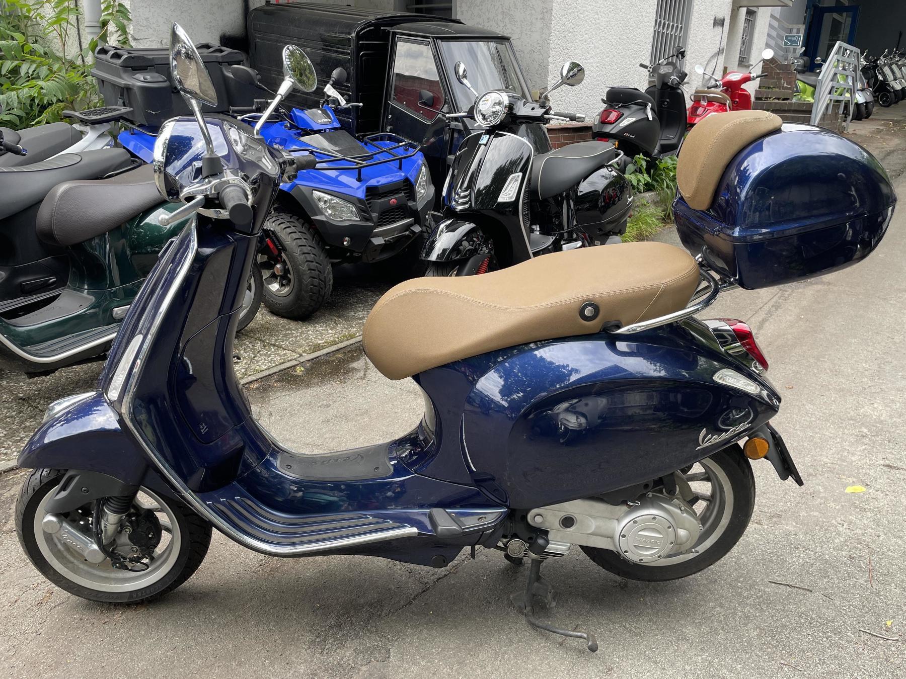 Vespa Primavera 50 mit Topcase