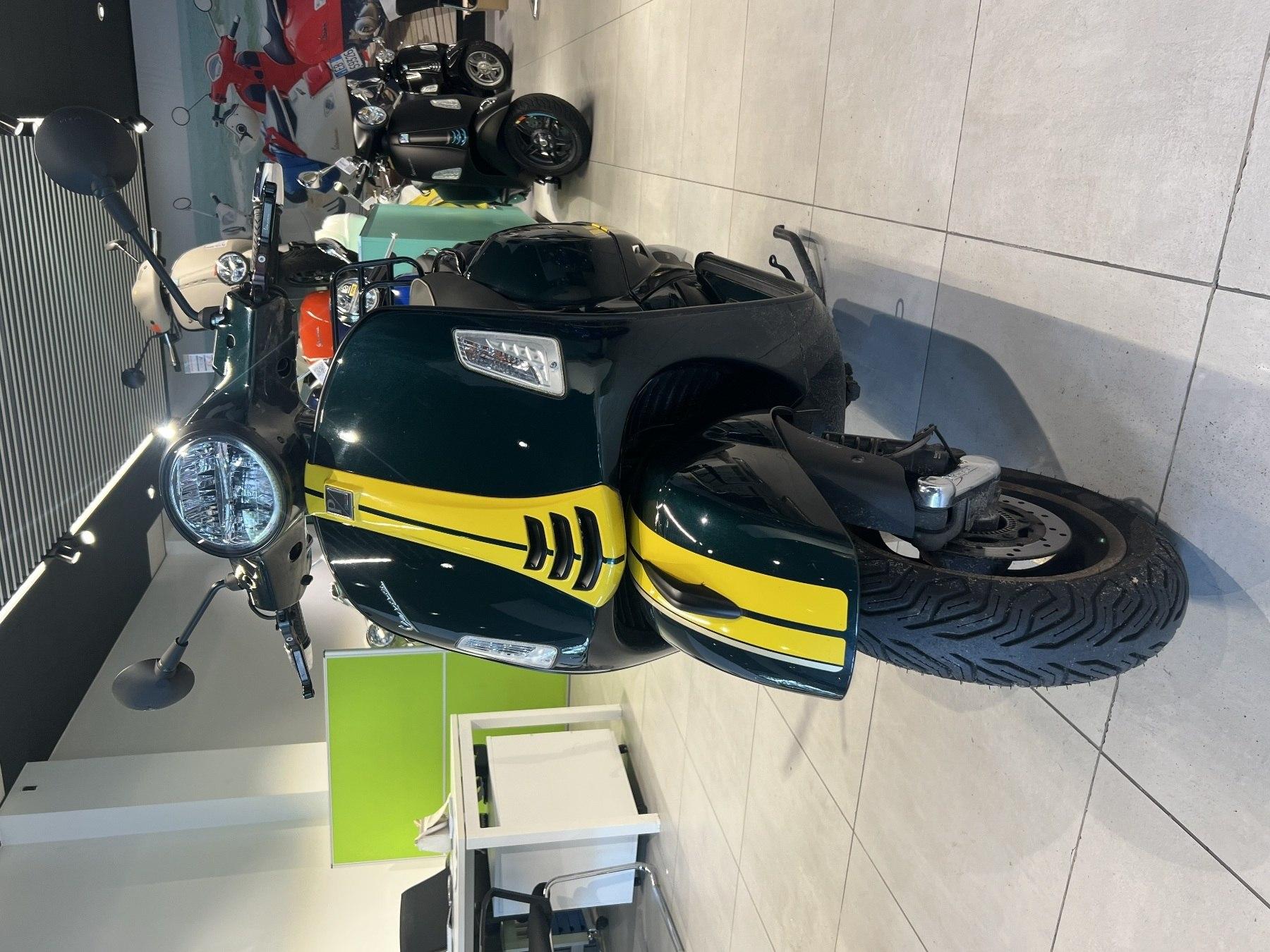 Vespa GTS Super Racing Sixties 300  