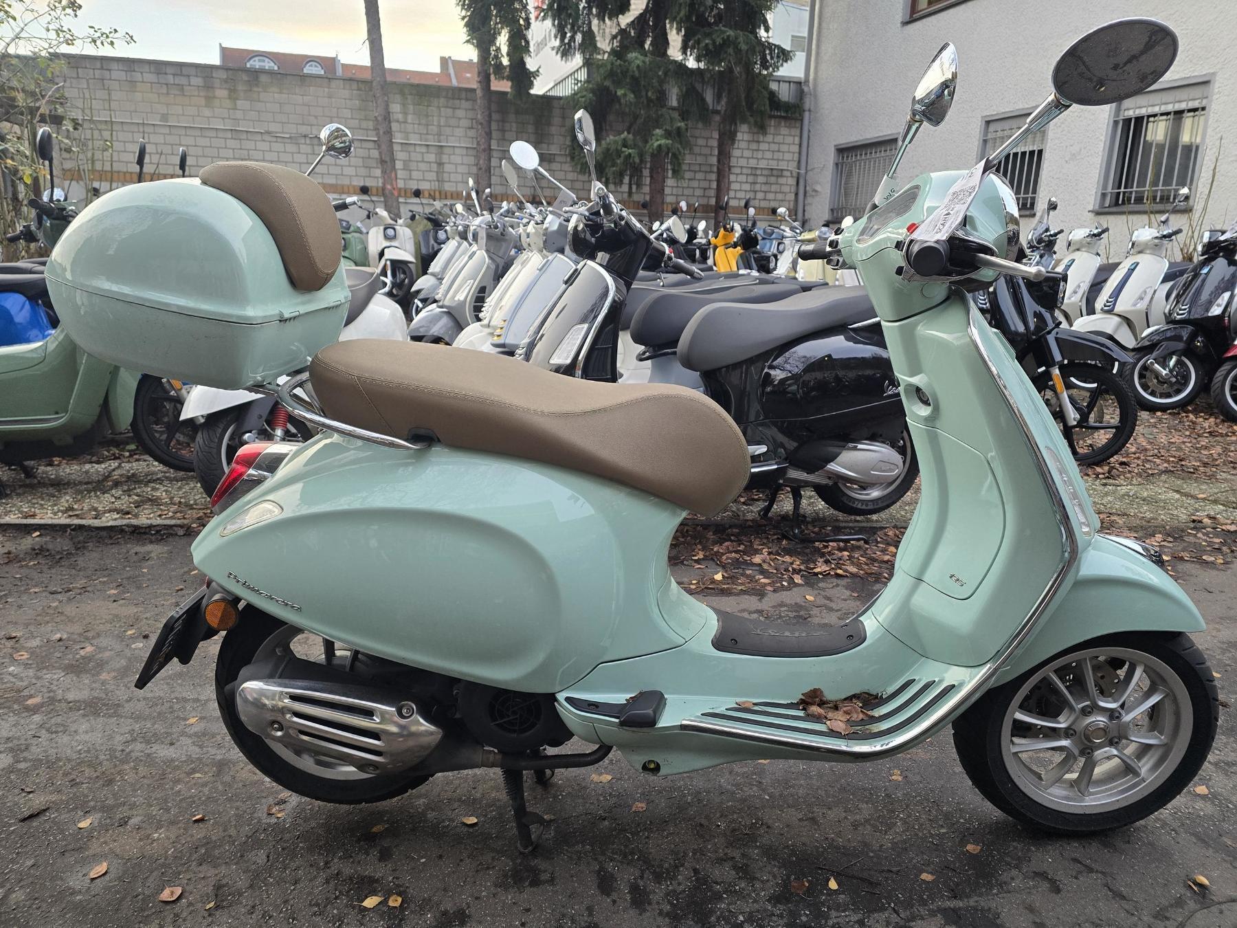 Vespa Primavera 125 ABS LED USB um.