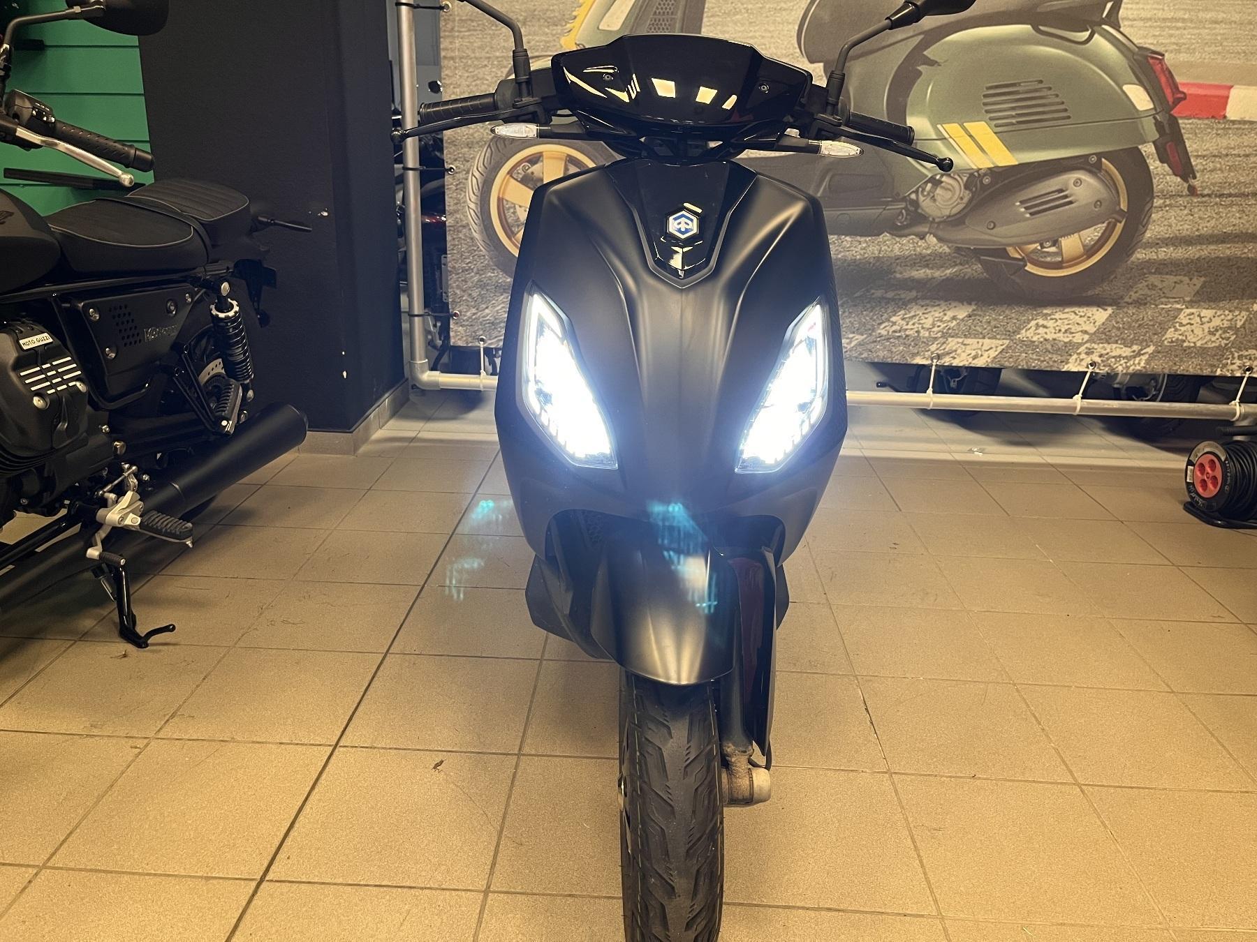 Piaggio 1+ 45 km/h e-Roller + E5 PMP LR BLACK MA