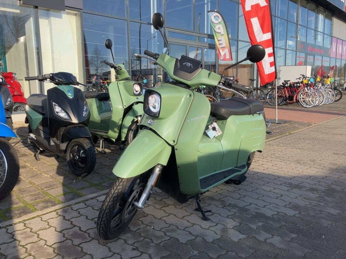 k.A. Bis zu 100 KM Reichweite bei zwei Akkus