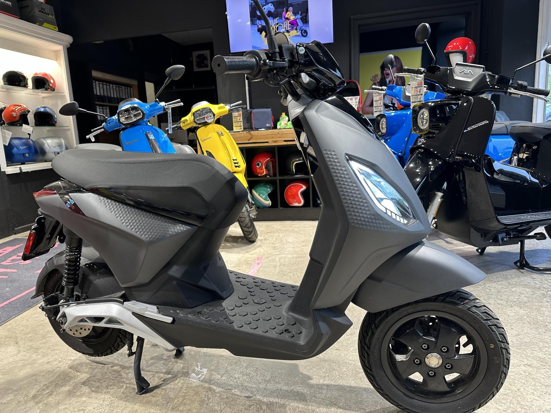 Piaggio 1+ e-Roller 45 Kmh Akku rausnehmbar