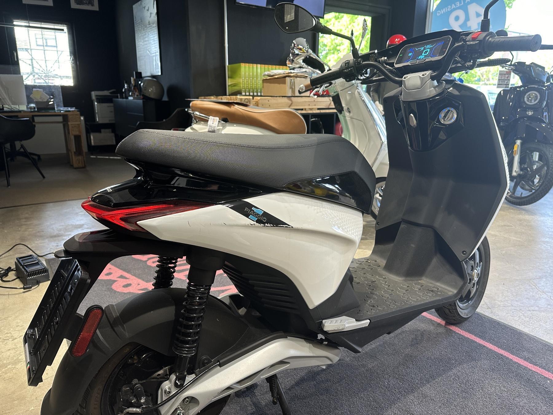 Piaggio 1 ACTIVE 125er E-Roller bis 100 Km Reichweite