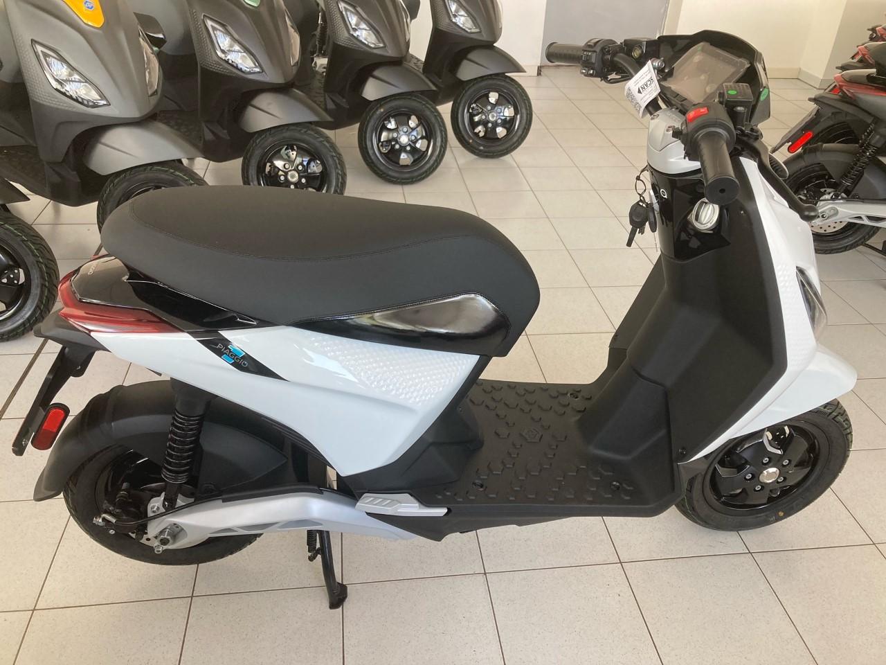 Piaggio 1 ACTIVE 125er E-Roller Akku Mobil bis 100 KM