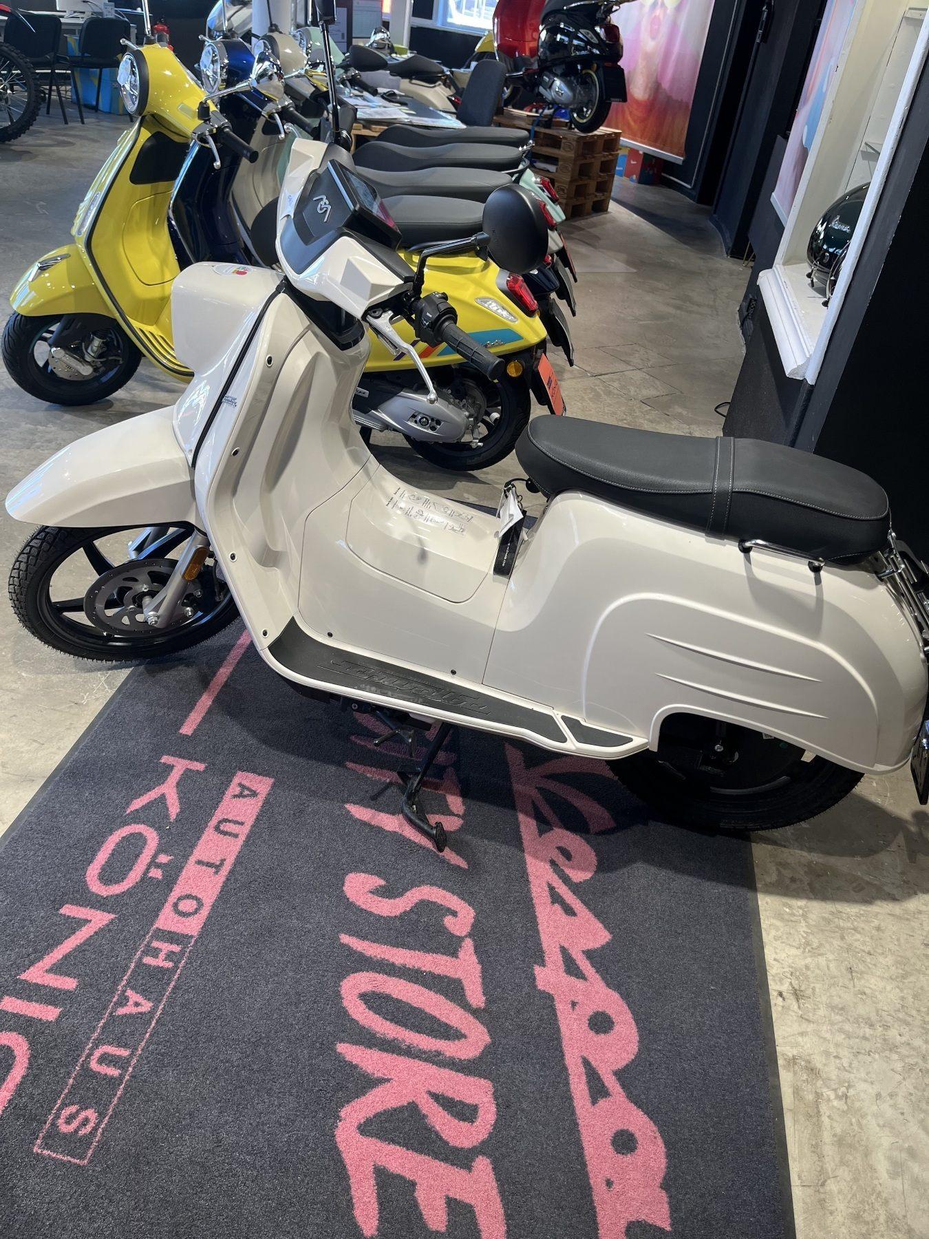 k.A. 125 GT: L32 Batterien Farbe: cremeweiß
