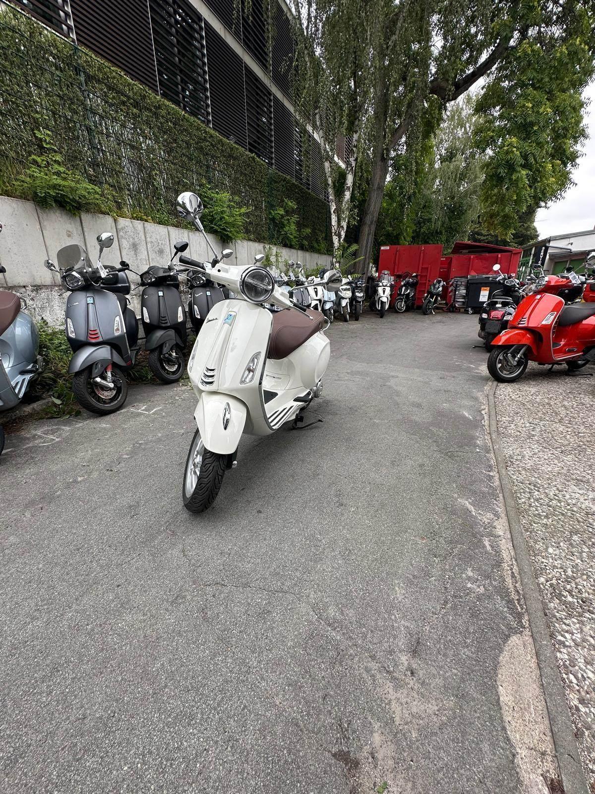 Vespa Primavera 50 LED USB ALU KAT