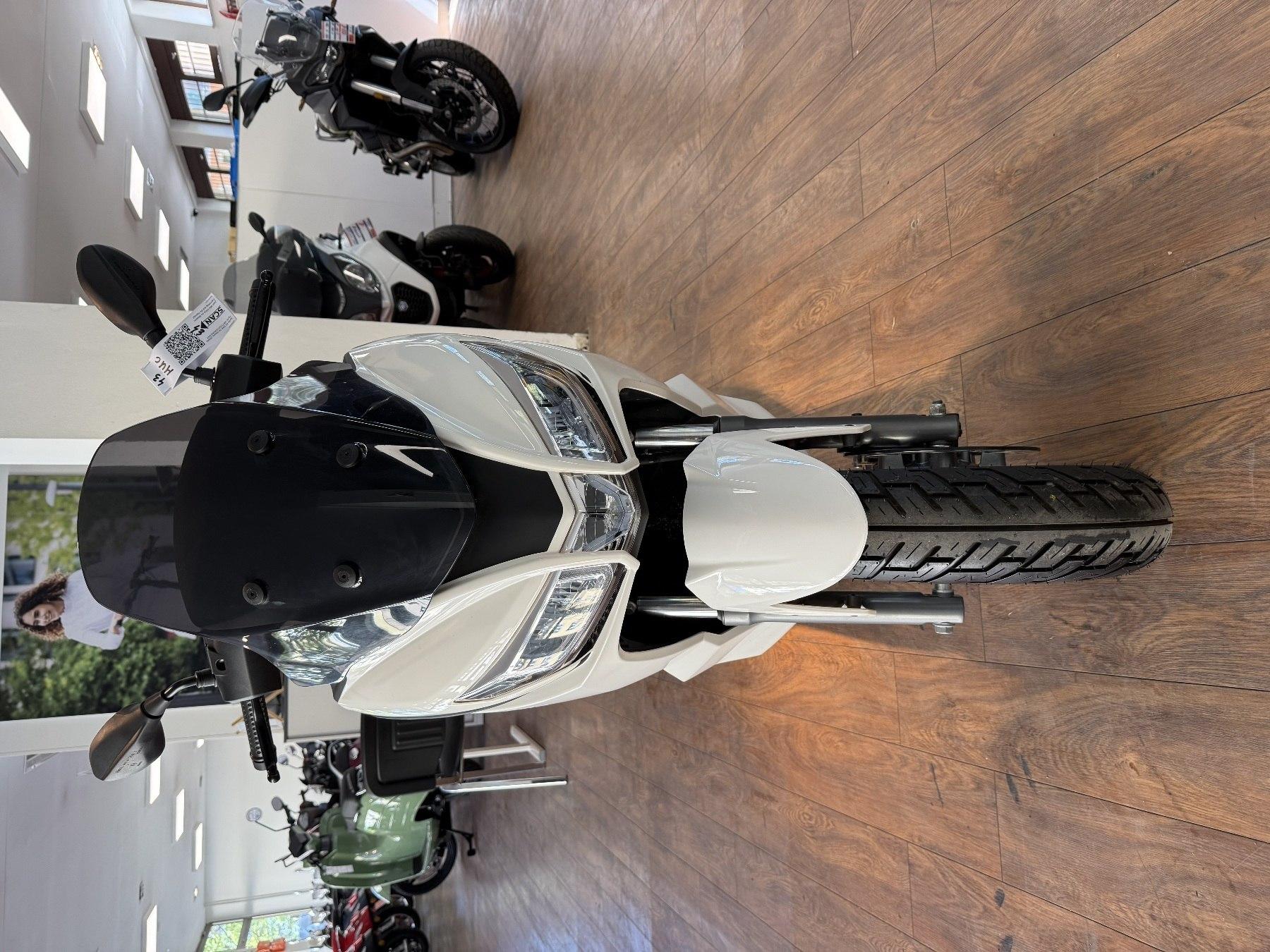 Aprilia SXR 50 Glossy mit Topcase