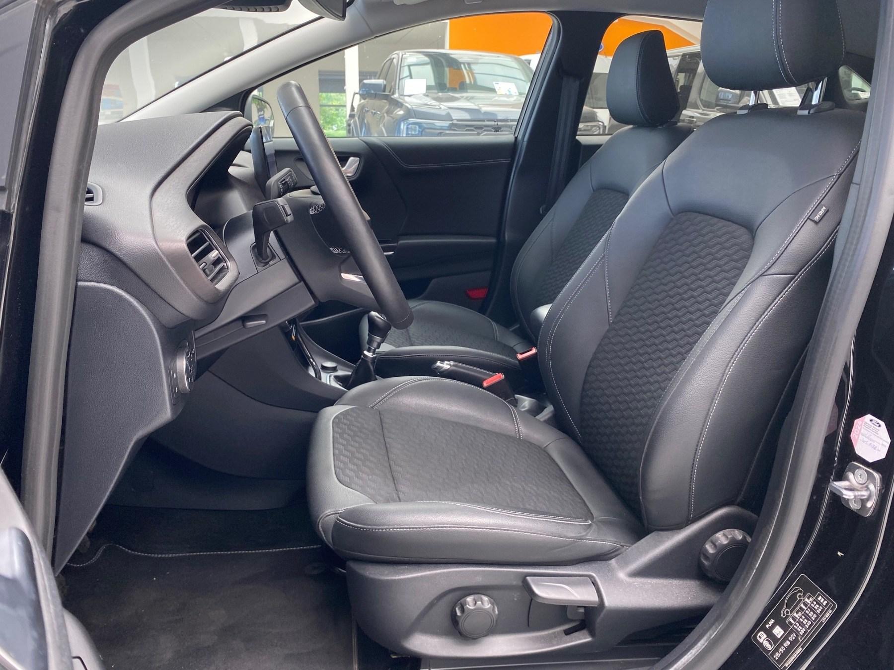 FORD Titanium X FORD Titanium X