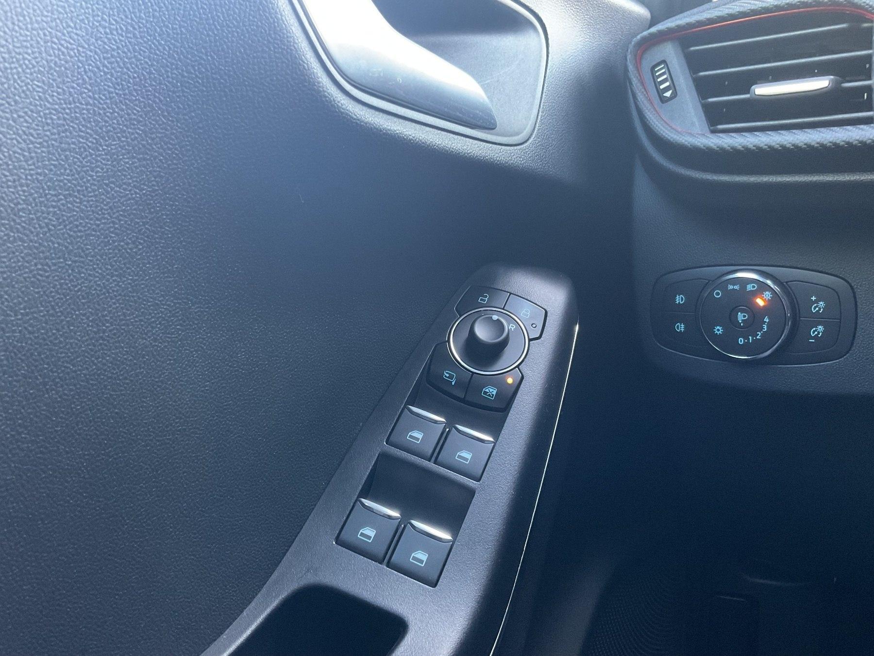 FORD ST-Line X MHEV 155PS *LED*B&O*NAVI*SHZ*PDC* FORD ST-Line X MHEV 155PS *LED*B&O*NAVI*SHZ*PDC*