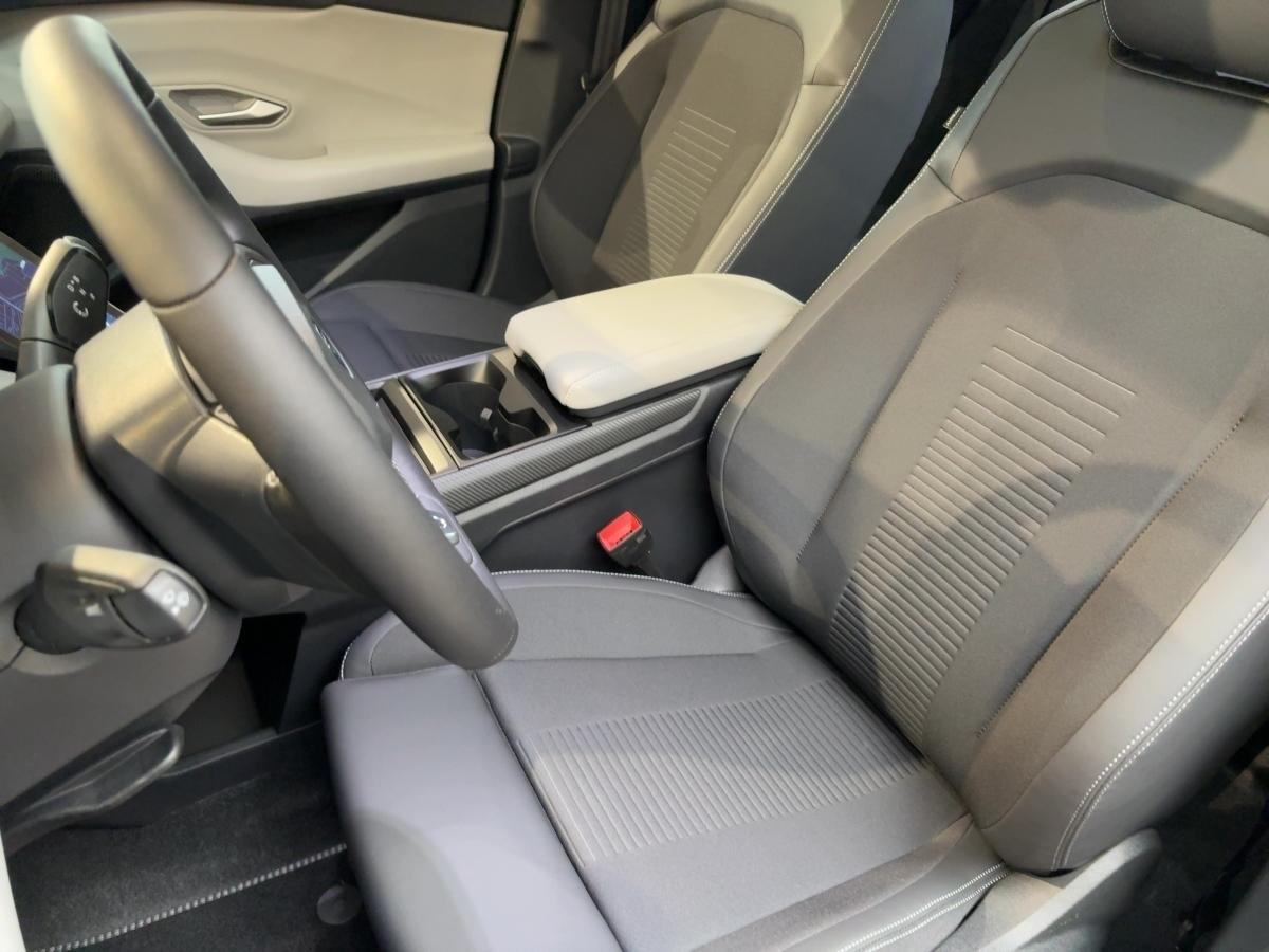 FORD Premium RWD FORD Premium RWD