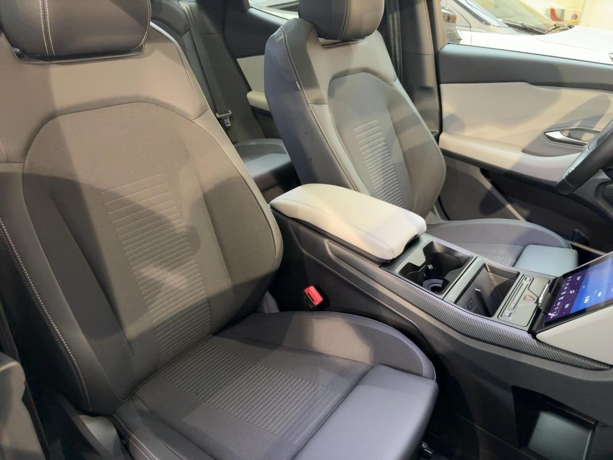 FORD Premium RWD FORD Premium RWD