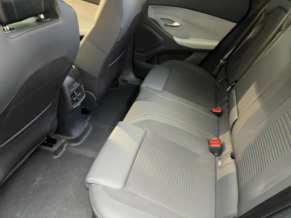 FORD Premium RWD FORD Premium RWD