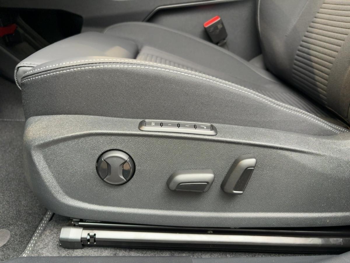 FORD Premium RWD FORD Premium RWD