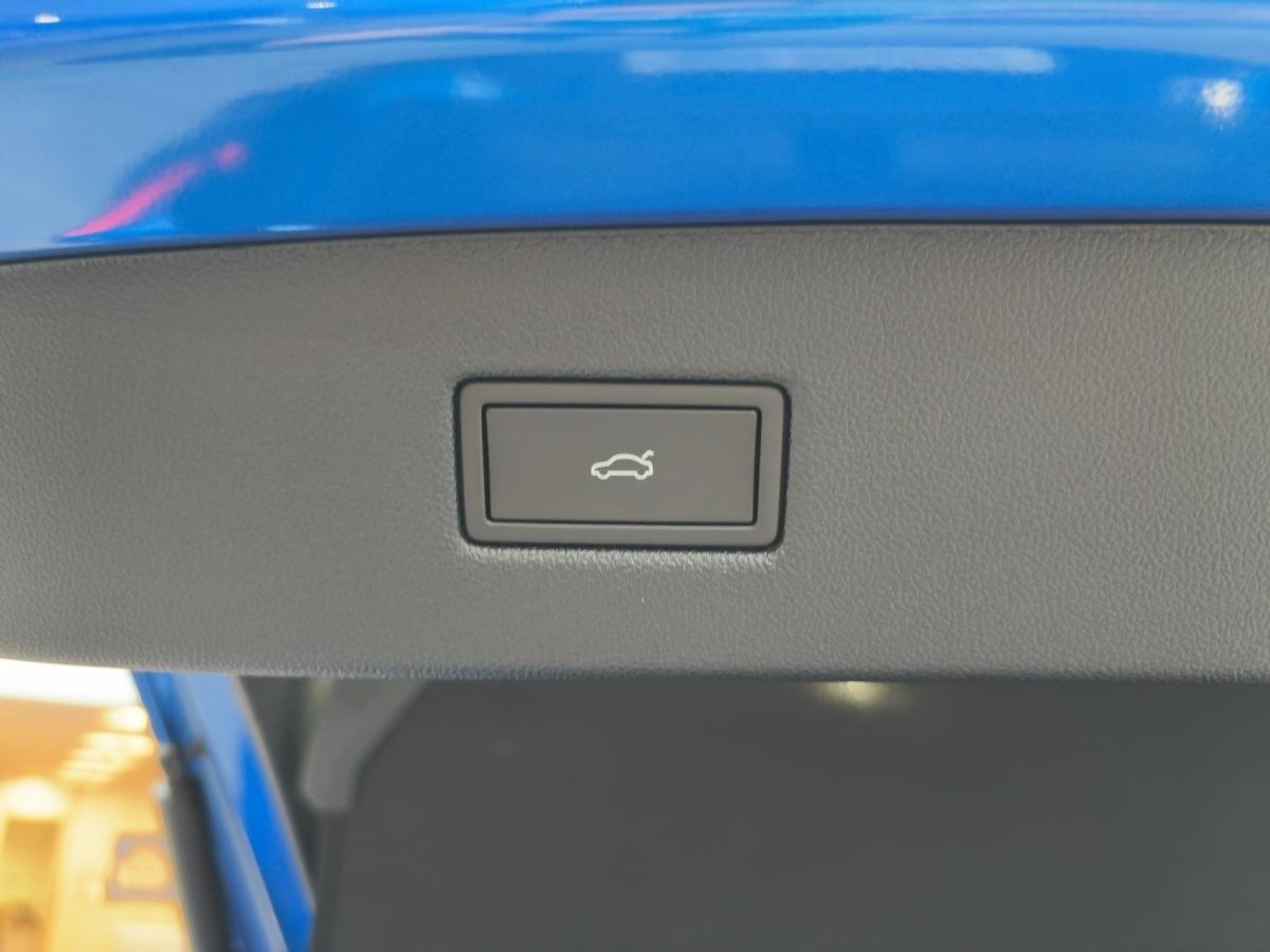 FORD Premium RWD FORD Premium RWD