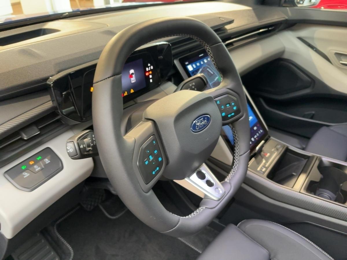 FORD Premium RWD FORD Premium RWD