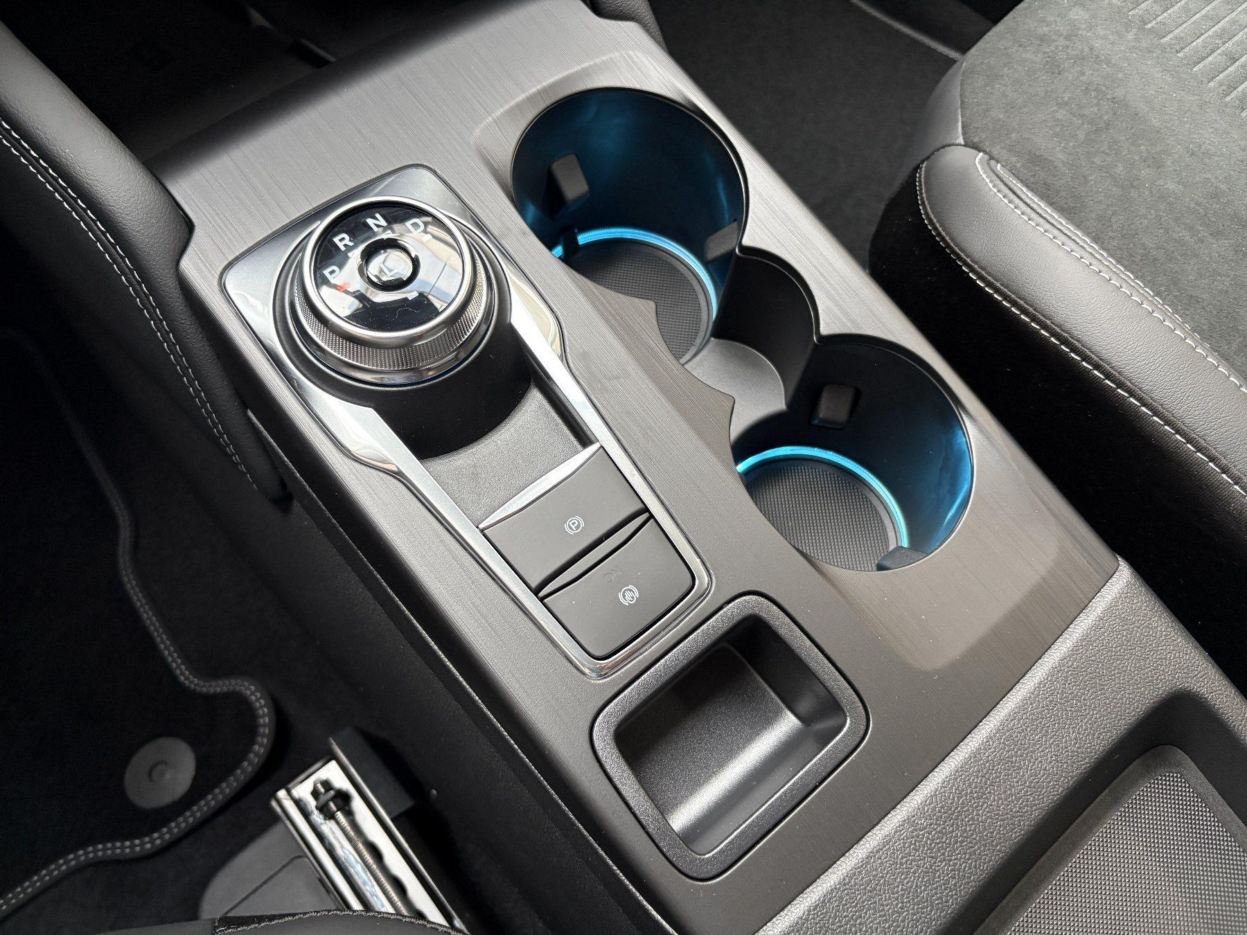 FORD Plug-in-Hybrid Active X CVT FORD Plug-in-Hybrid Active X CVT