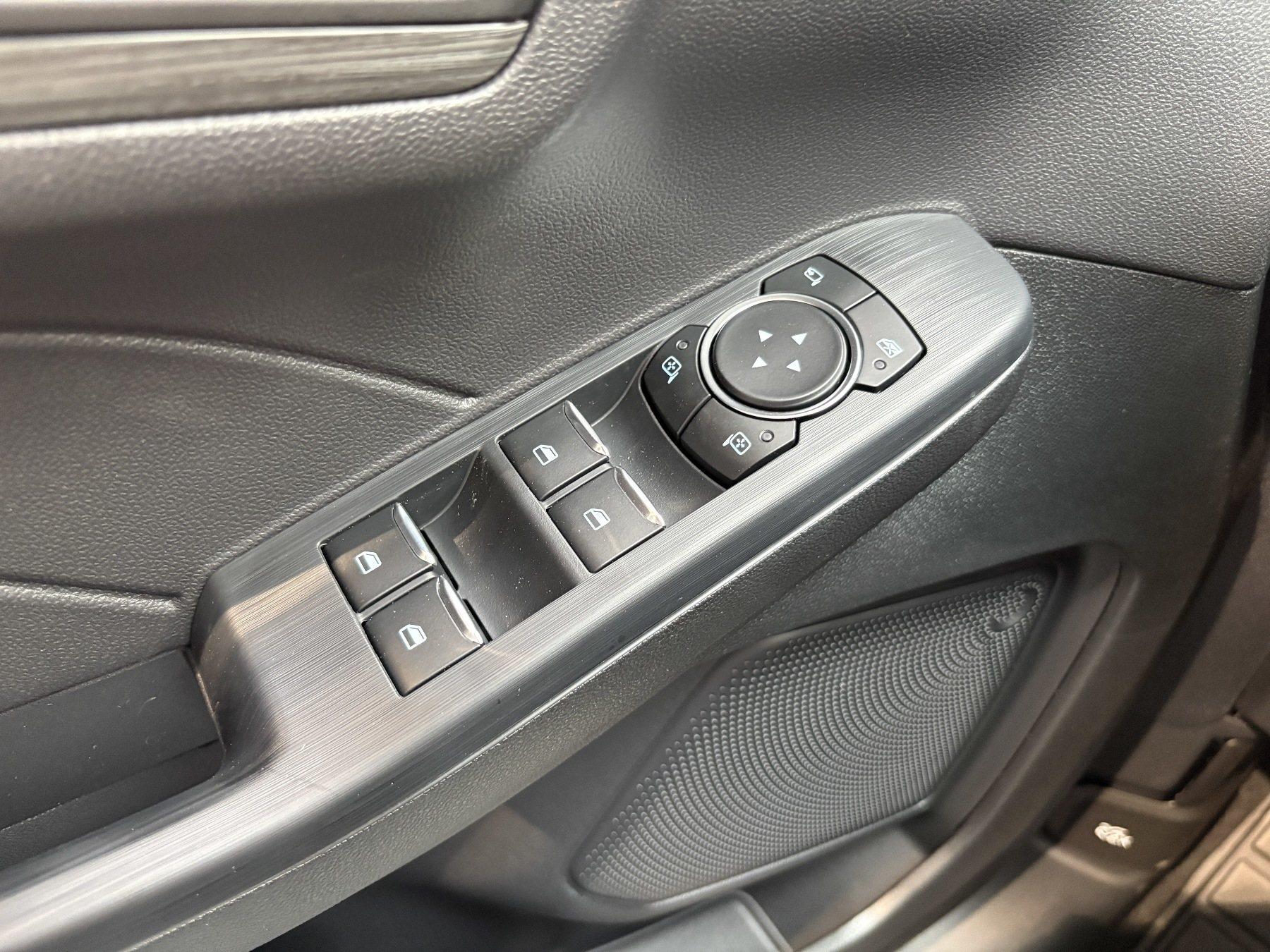FORD Plug-in-Hybrid Active X CVT FORD Plug-in-Hybrid Active X CVT