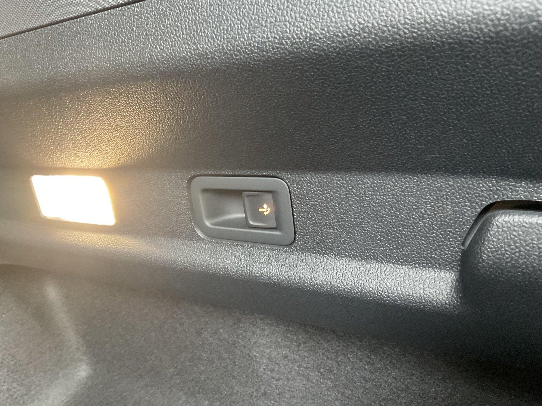 FORD Select AWD *LED*iACC*PDC*360*HUD*AHK*NAVI* FORD Select AWD *LED*iACC*PDC*360*HUD*AHK*NAVI*